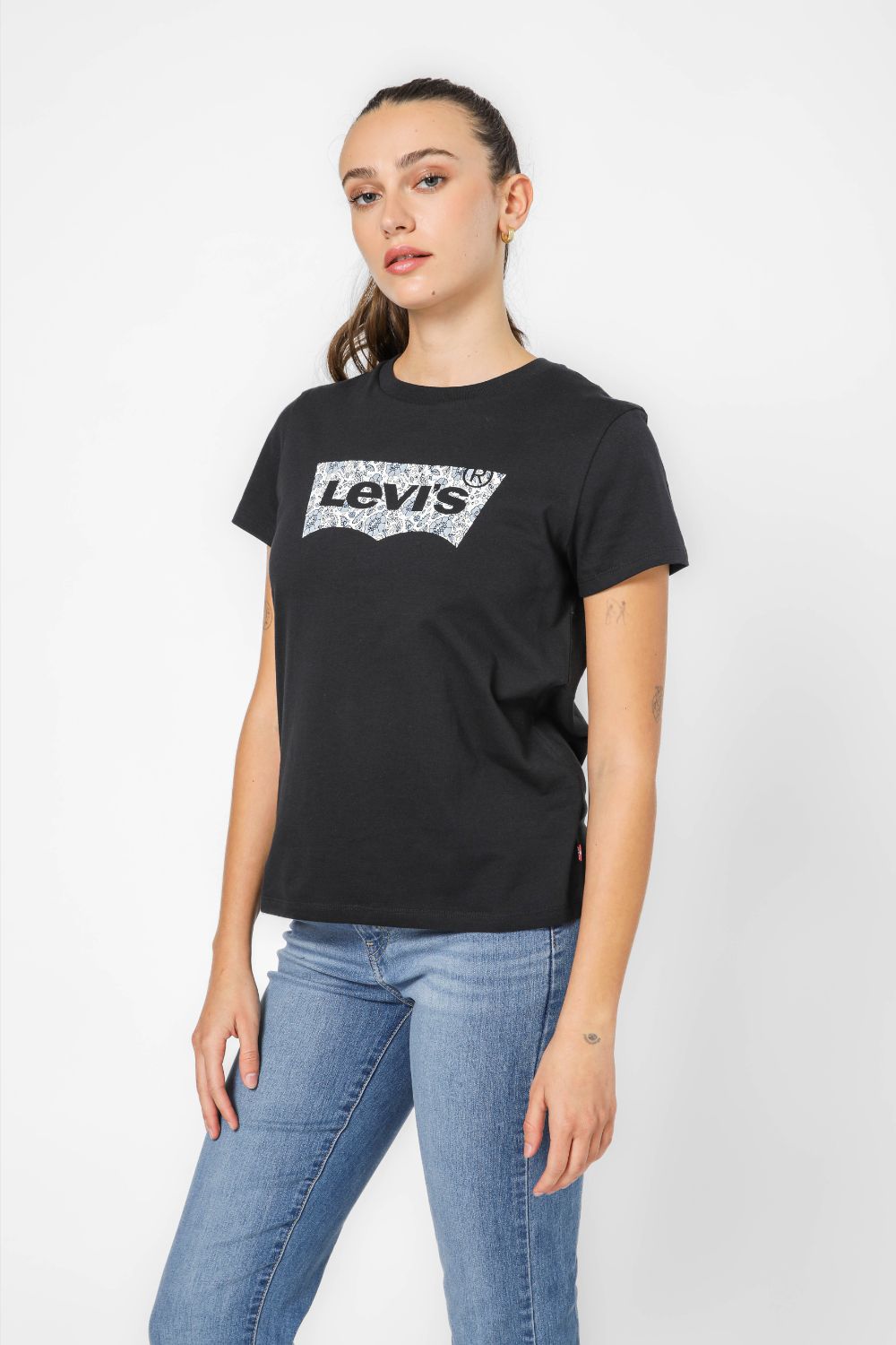 טישירט בצבע שחור הדפס לוגו פרחוני בחזית