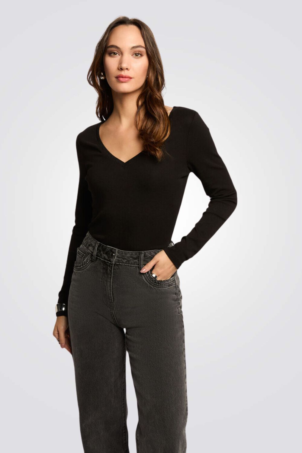 טישירט שרווך ארוך צווארון וי בצבע שחור