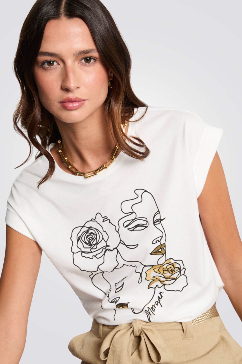 טישירט בצבע לבן הדפס בחזית