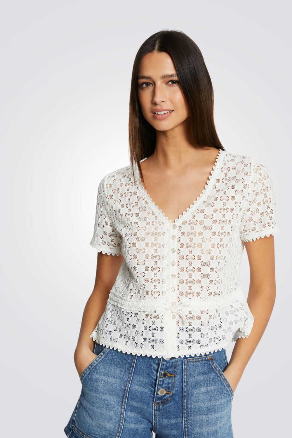 חולצת תחרה כפתורים דקורטיביים בצבע לבן