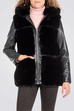 ג'קט דמוי עור בצבע שחור עם פרווה מלאכותית