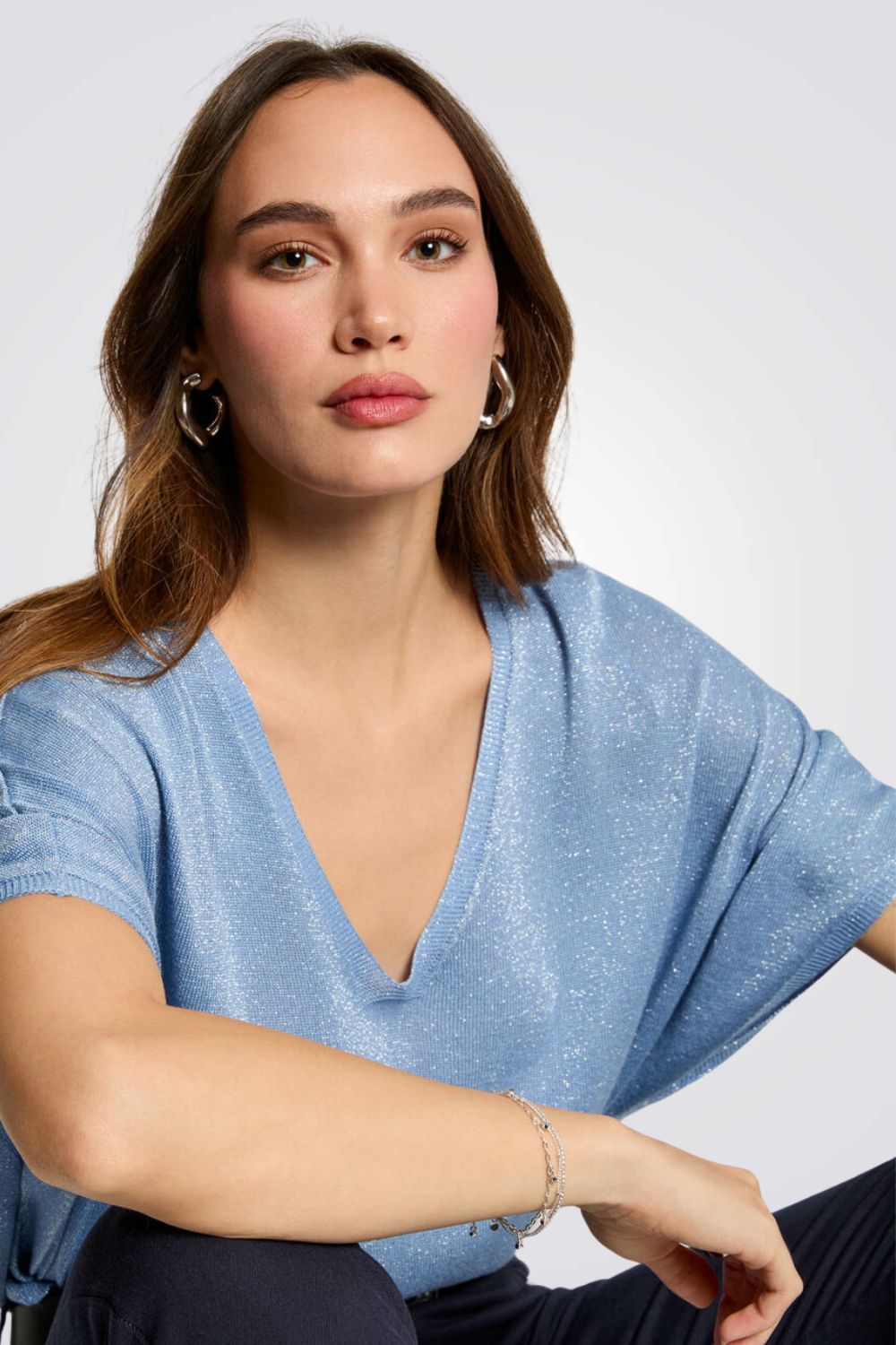 סריג שרוולים קצרים עם לולאה בגב בצבע כחול