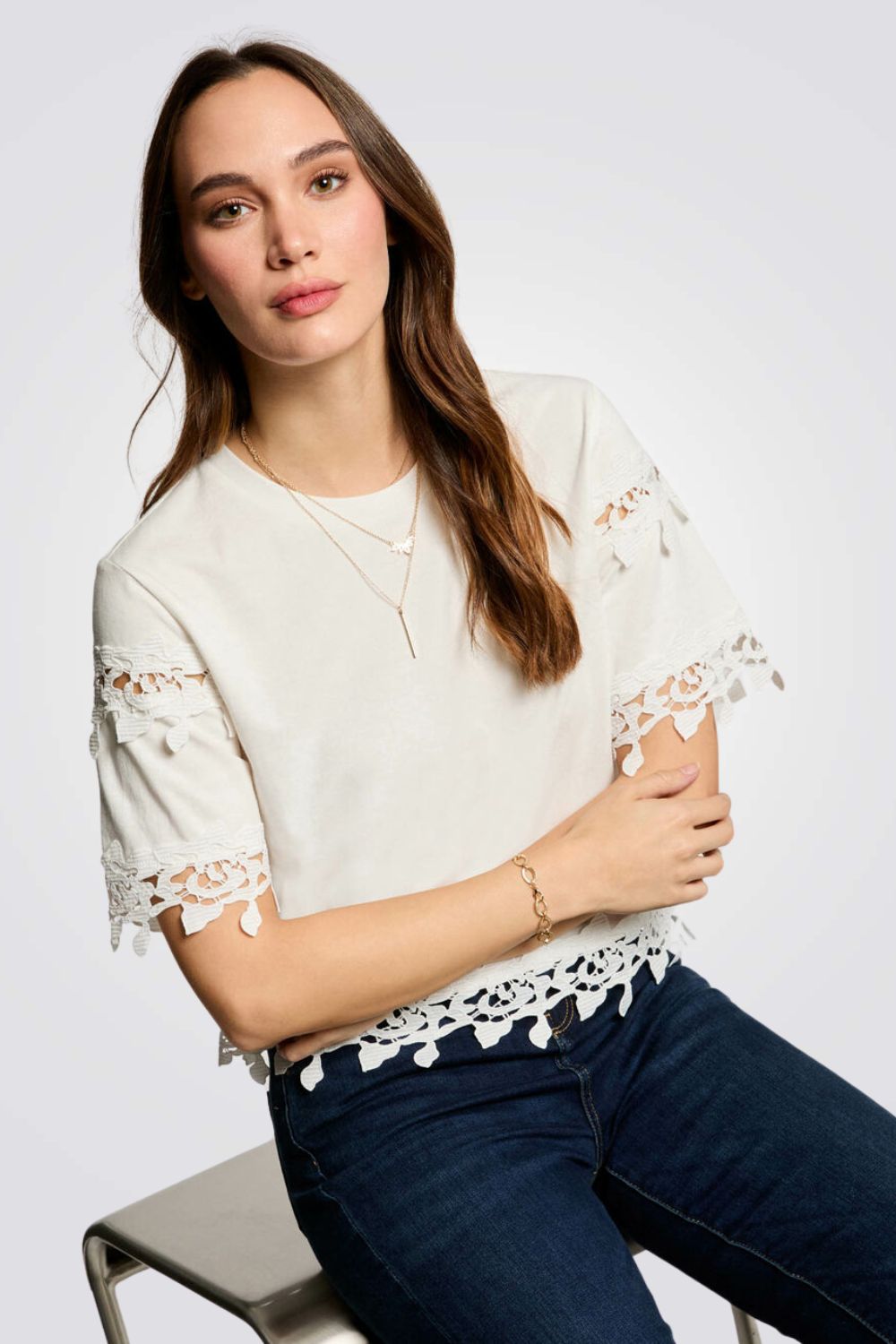 טישירט עם עיטורי תחרה רקומה