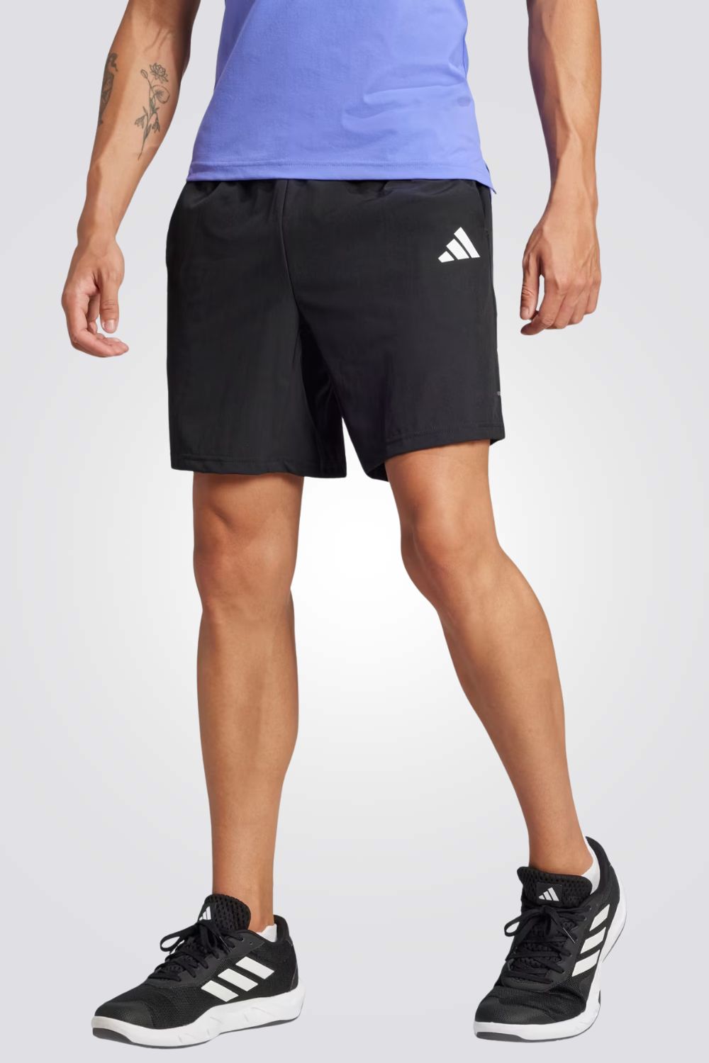 מכנסי ספורט קצרים לגברים בצבע שחור