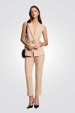 ג'קט ללא שרוולים עם חגורת מותן בצבע חום בהיר