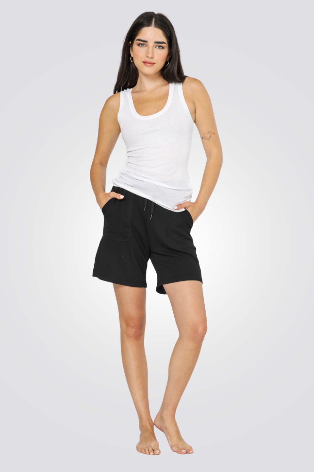 גופייה ללא שרוולים בצבע לבן
