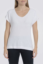 טישירט לנשים בצבע עם עיטור פאייטים