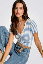 טישירט הדפס פסים כפתורים בכתפיים בצבע לבן/תכלת