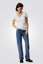 טישירט לנשים בצבע לבן עם לוגו