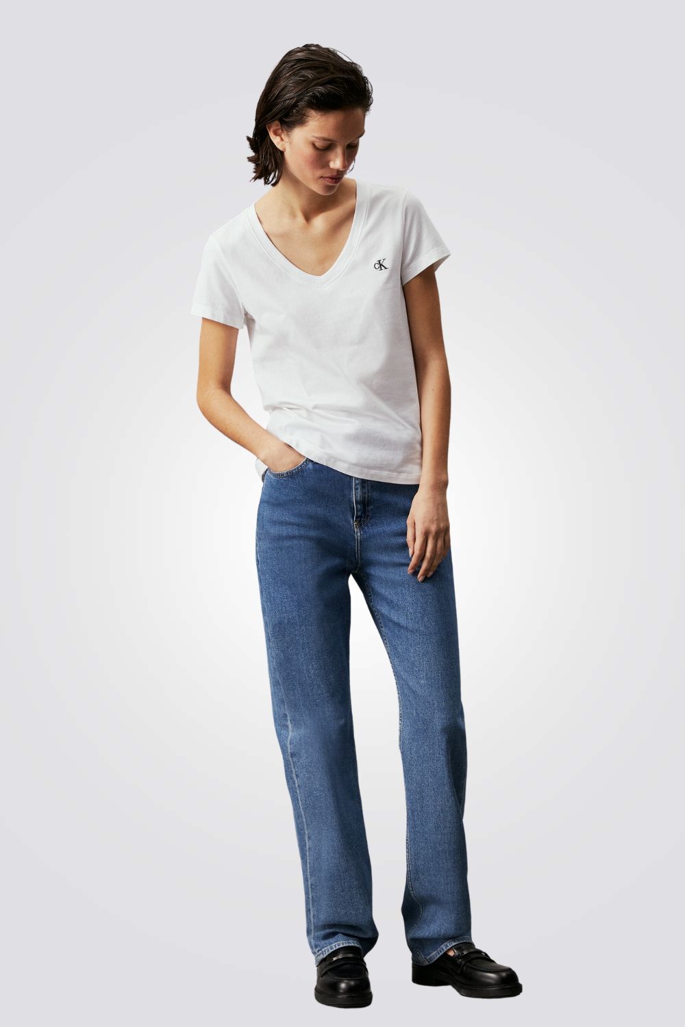 טישירט לנשים בצבע לבן עם לוגו