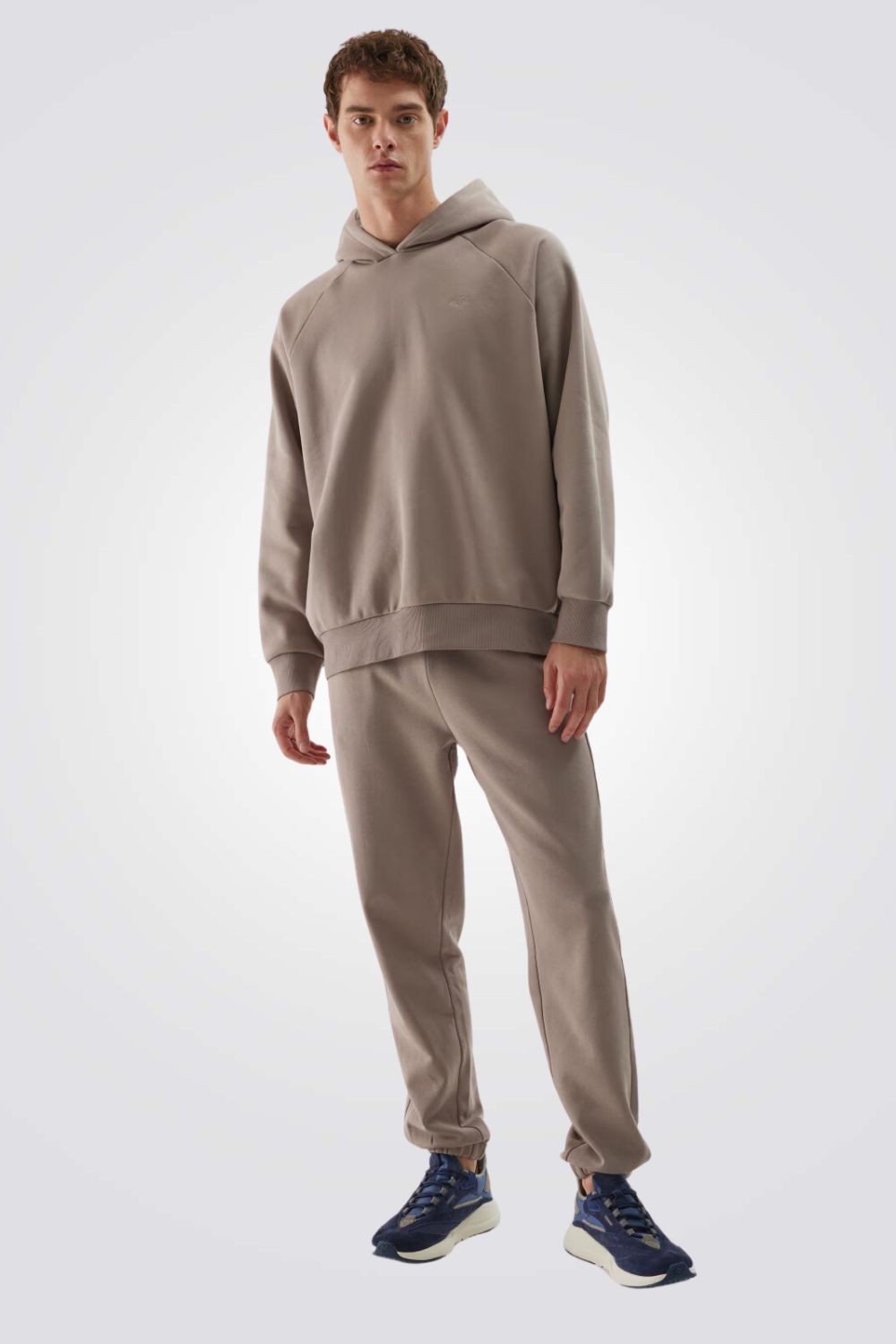 מכנסי טרנינג ארוכים בצבע חום בהיר