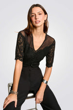 בגד גוף בצבע שחור בשילוב תחרה