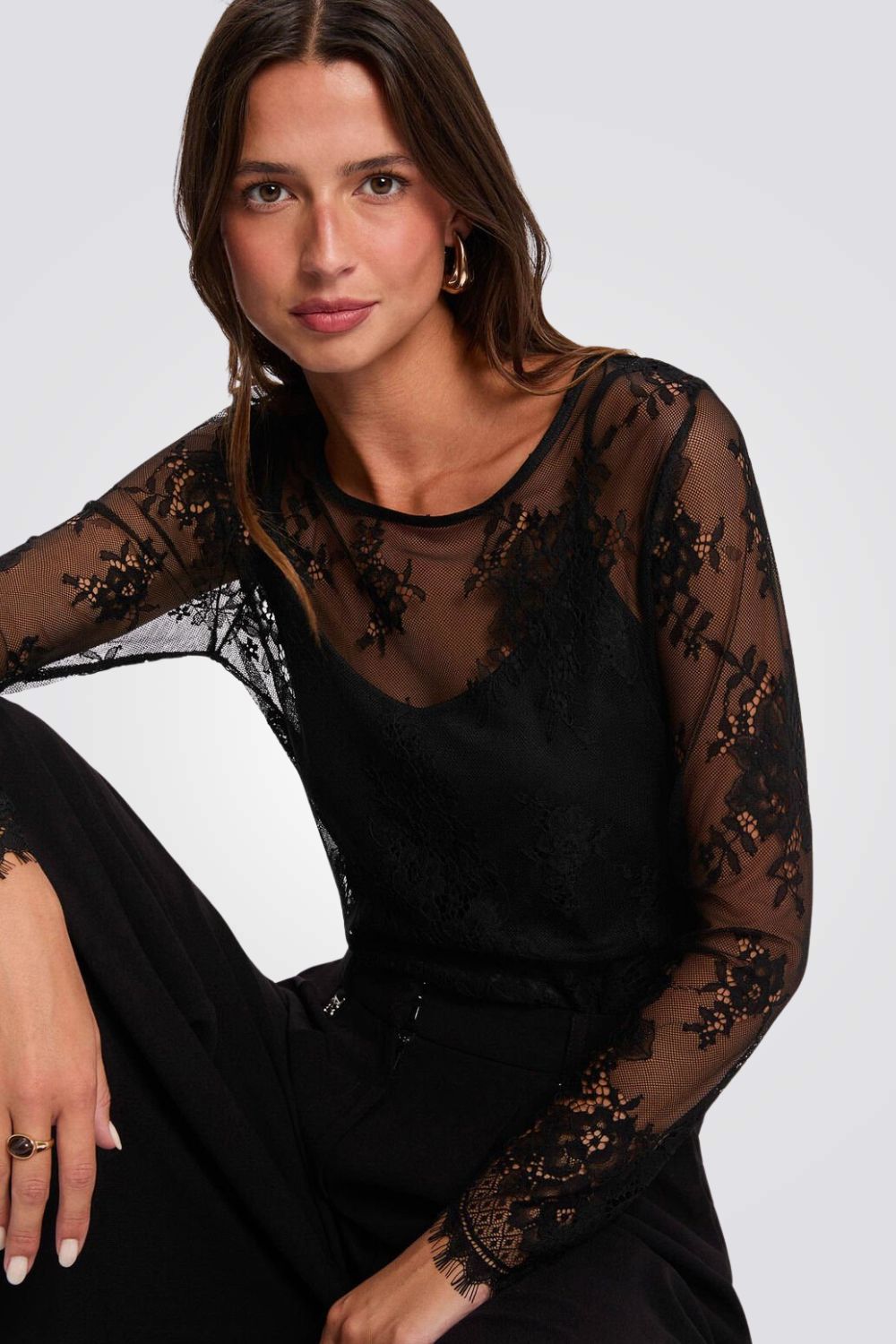 חולצת תחרה עם שרוולים ארוכים | מורגן 