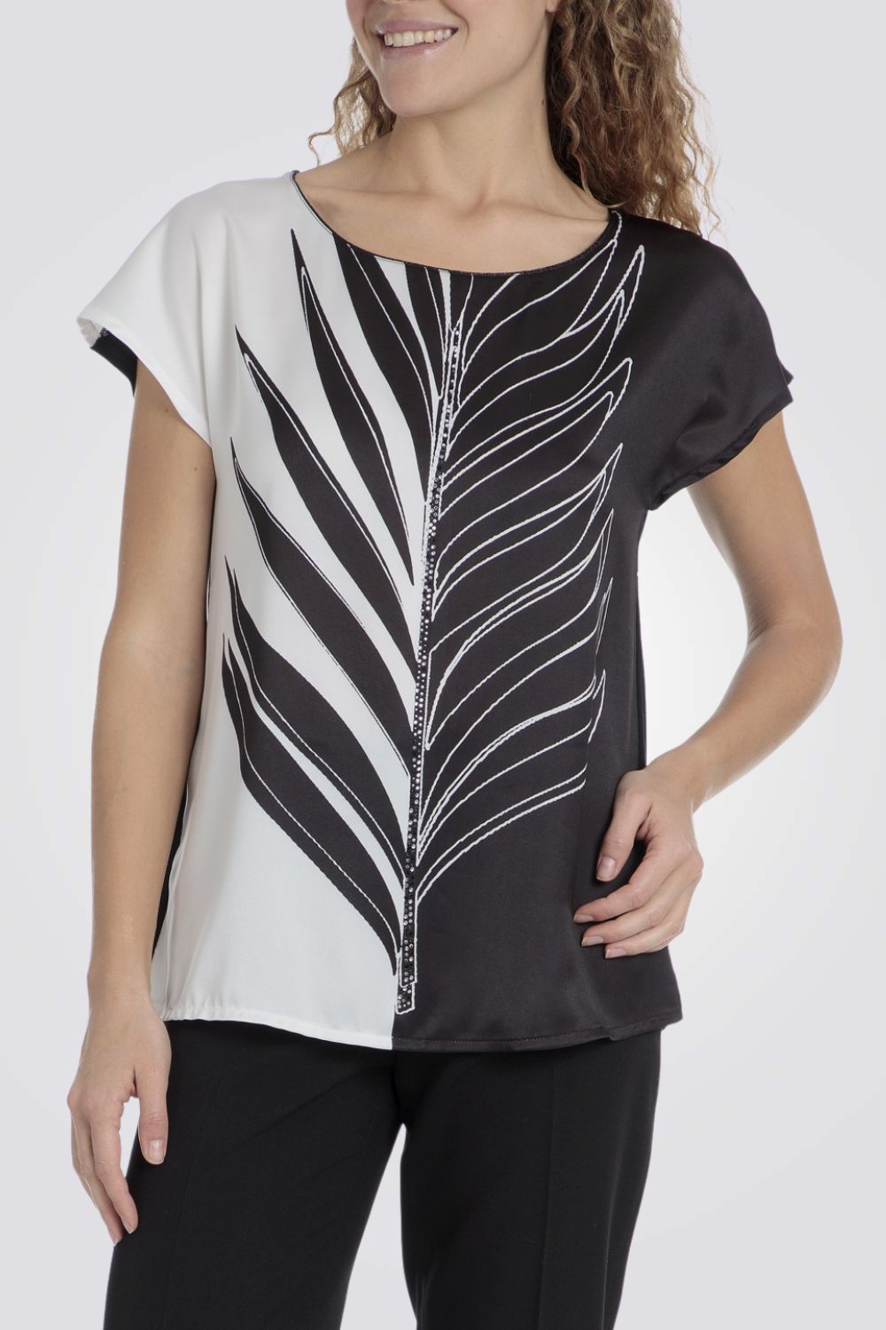 טישירט לנשים בצבע שחור ולבן עם הדפס 