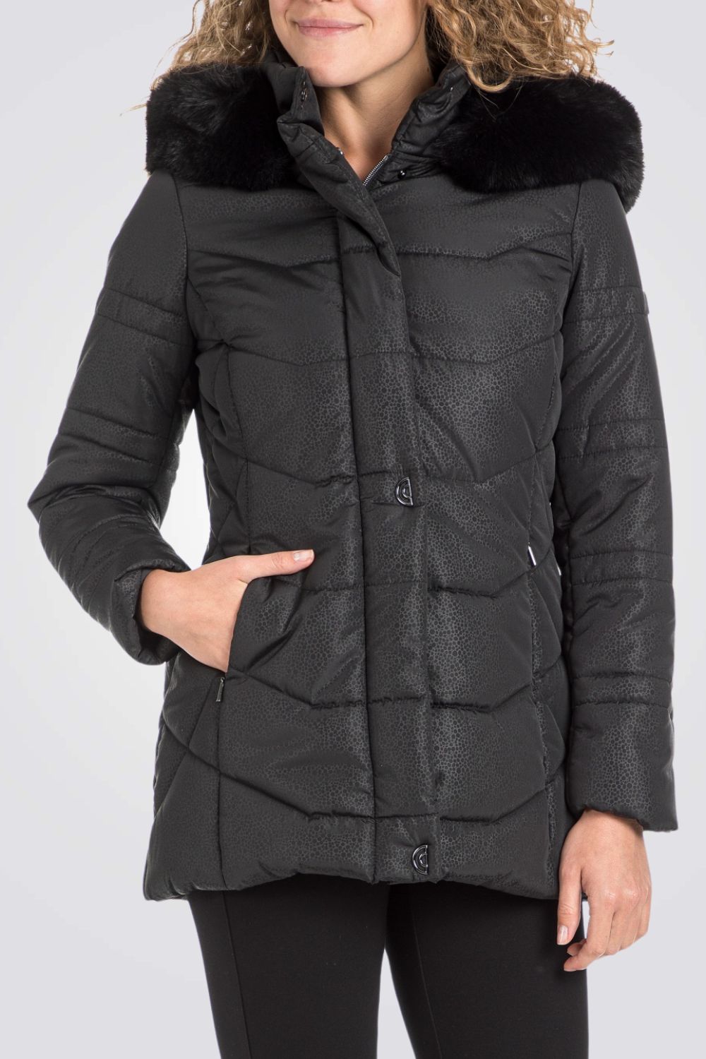 מעיל מרופד עם הדפס בצבע שחור