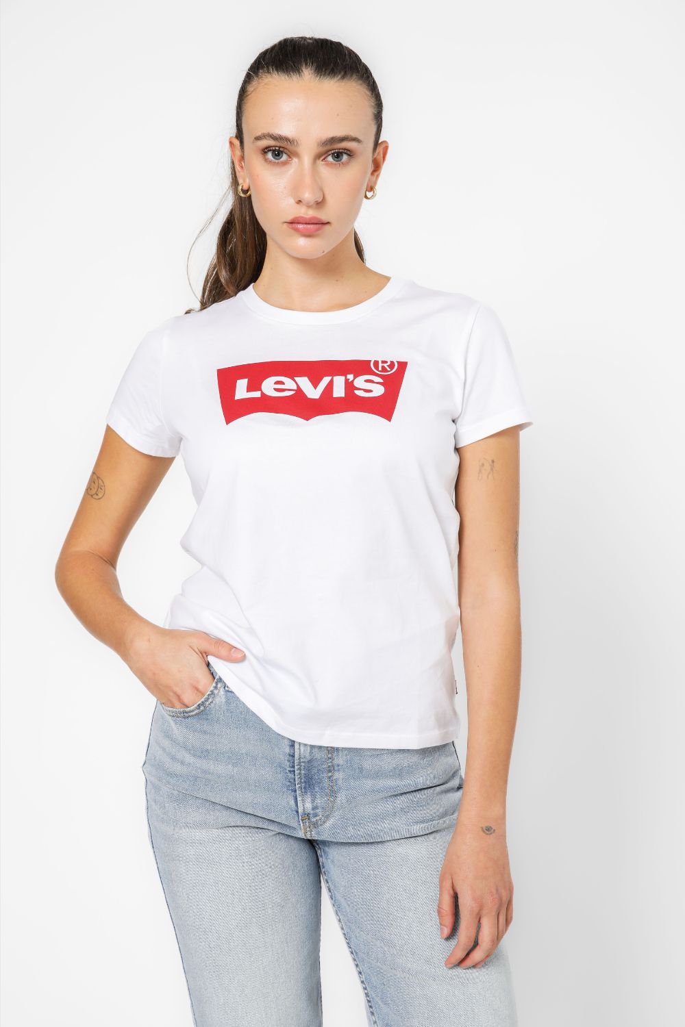 טישירט קלאסי בצבע לבן הדפס לוגו בחזית