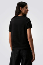 טישירט לנשים בצבע שחור עם לוגו