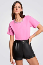 טישירט בצבע ורוד עיטור תכשיט