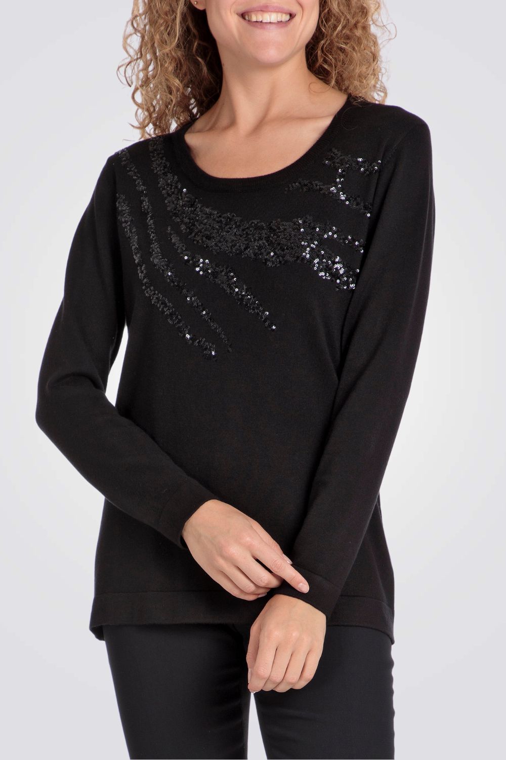 סריג דק בצבע שחור עם פייטים