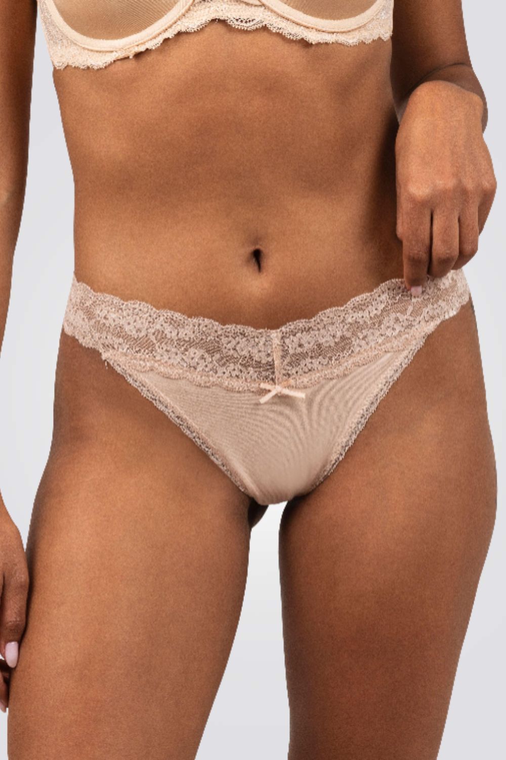 תחתוני חוטיני בעיצוב תחרה | פמינה