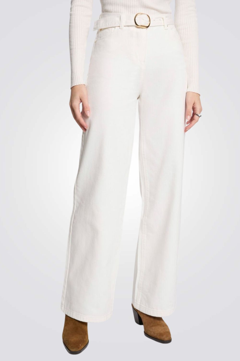 מכנסי ג'ינס מתרחבים עם חגורה מובנית