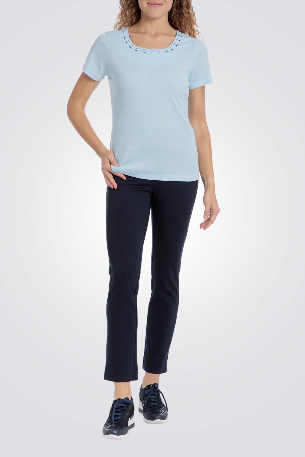 טישירט עם עיטורים בצווארון בצבע תכלת