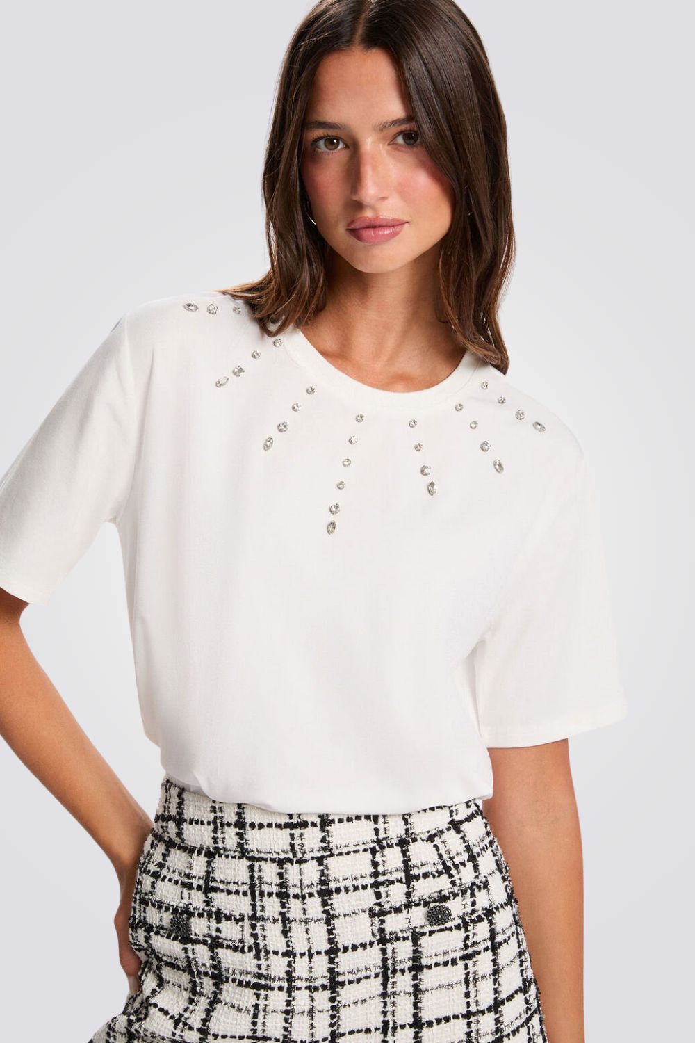 טישירט לבנה לנשים עם עיטור אבנים | מורגן