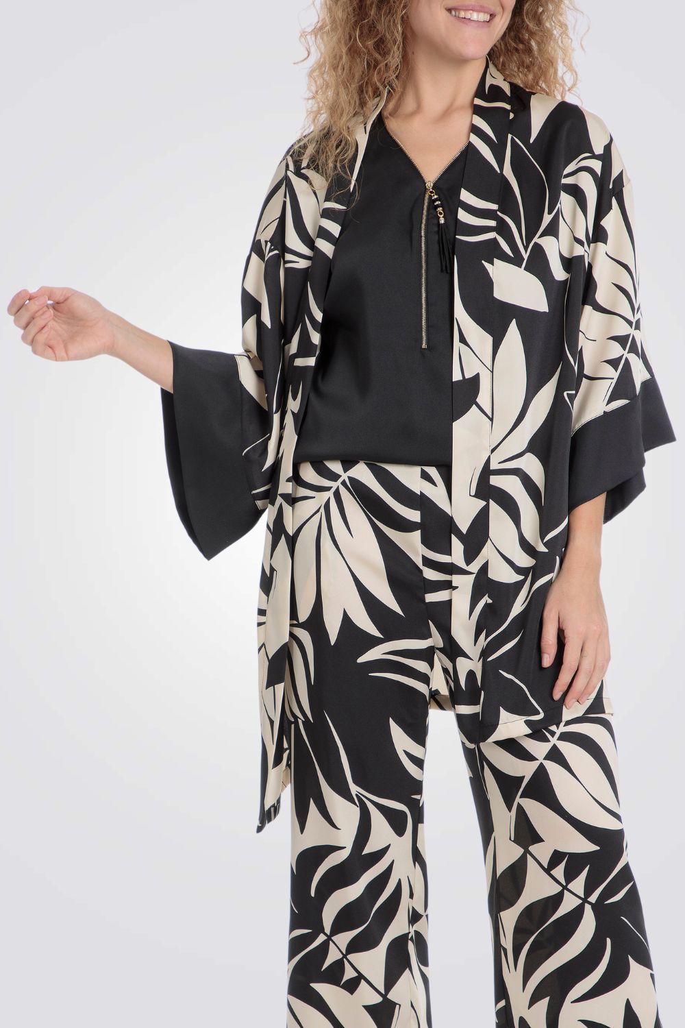 קימונו הדפס עלים בצבע שחור/שמנת