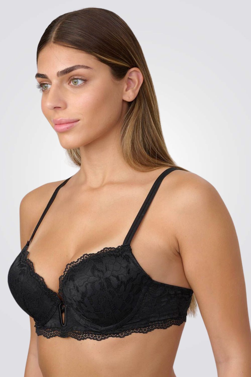 חזיית פוש אפ תחרה בצבע שחור