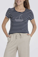 טישירט לנשים בצבע נייבי עם הדפס פסים ועיטור אבנים 