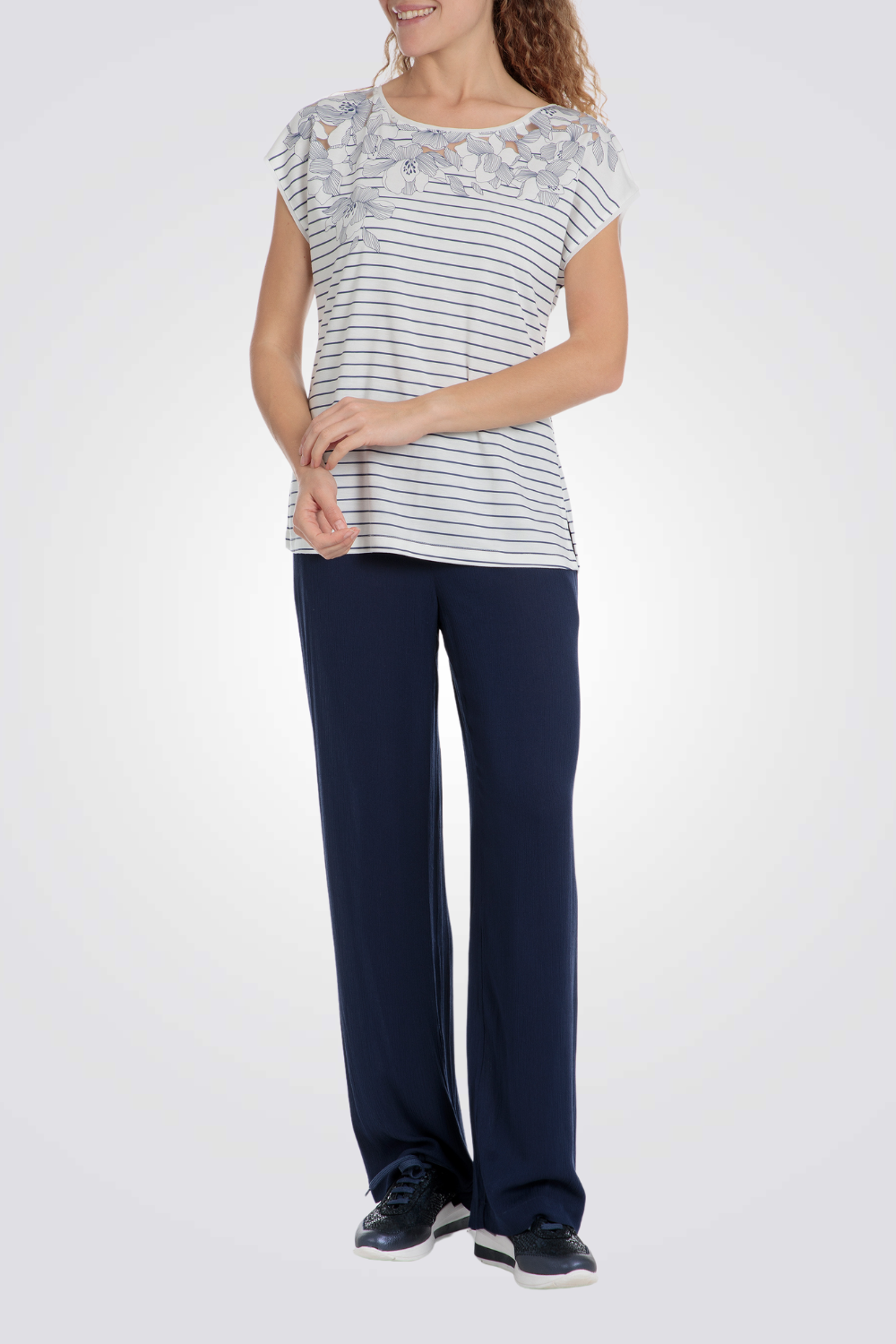 חולצת טי אלגנטית עם פרחים ופסים 