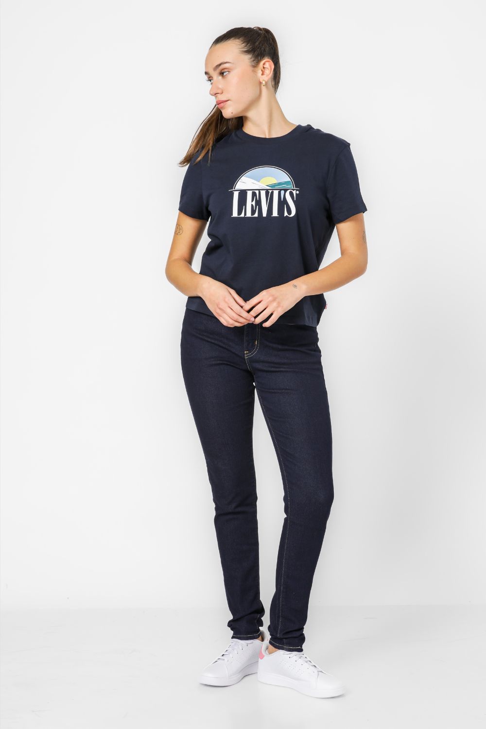 טישירט בצבע נייבי הדפס גרפי בחזית