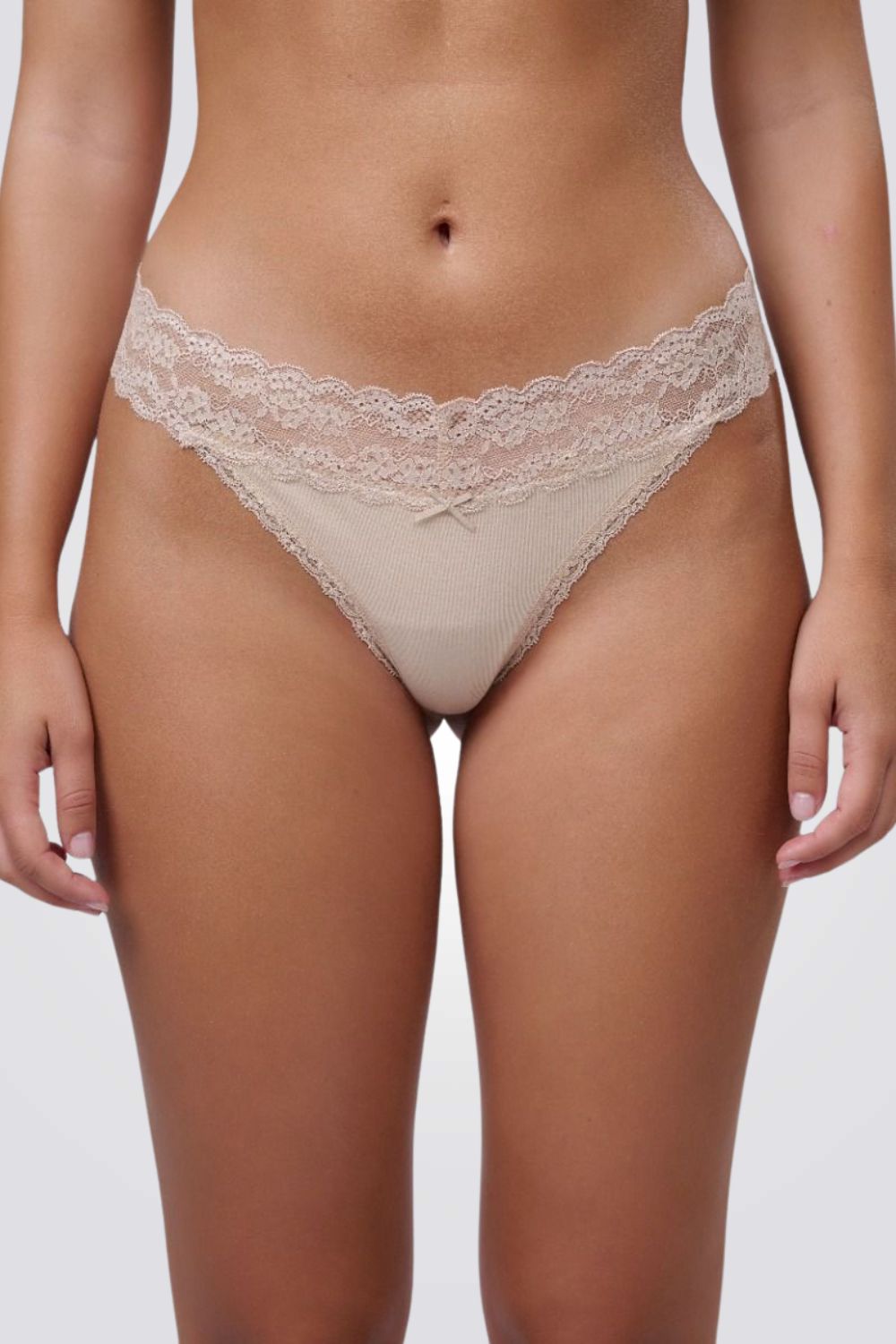 תחתוני חוטיני בעיצוב תחרה | פמינה