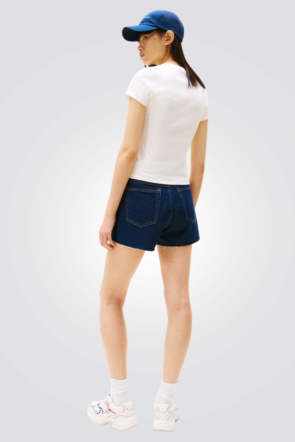 טישירט לנשים בצבע לבן עם לוגו 