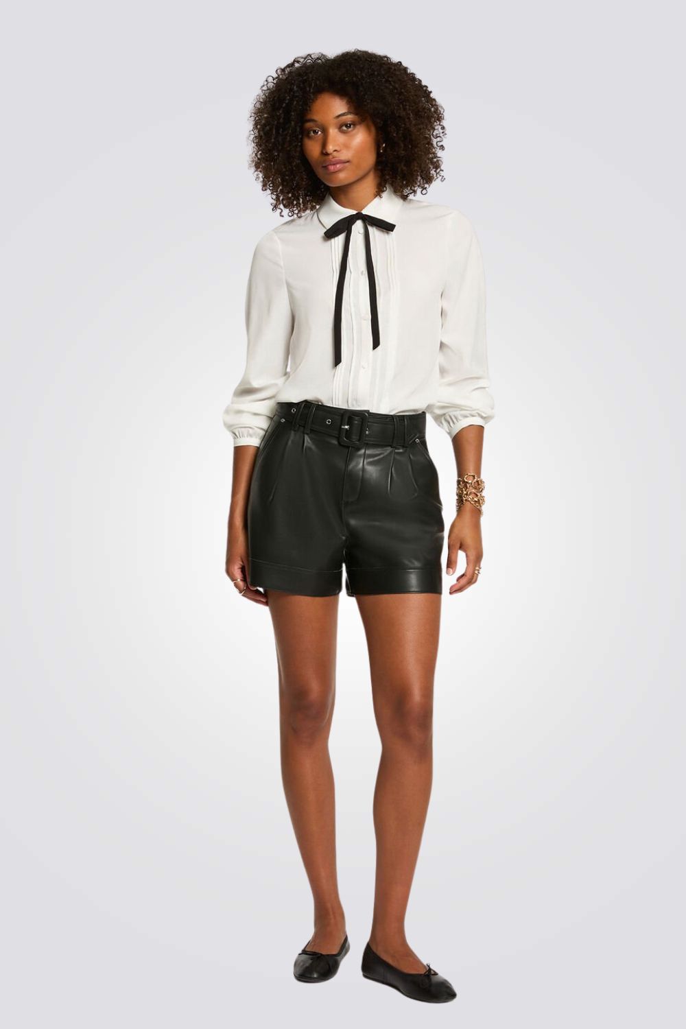 מכנסיים קצרים דמוי עור לנשים עם חגורה | מורגן 