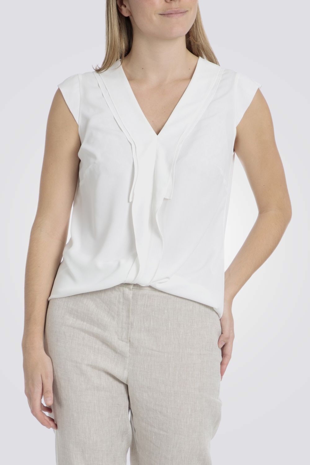 טופ לבן מחויט ללא שרוולים 