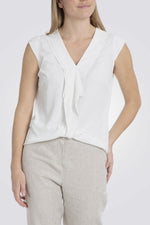 טופ לבן מחויט ללא שרוולים 