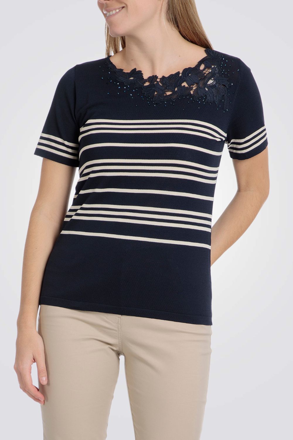 סריג שרוולים קצרים עם דיטיילס רקומים