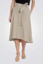 חצאית עם חגורת קשירה בצבע בז'