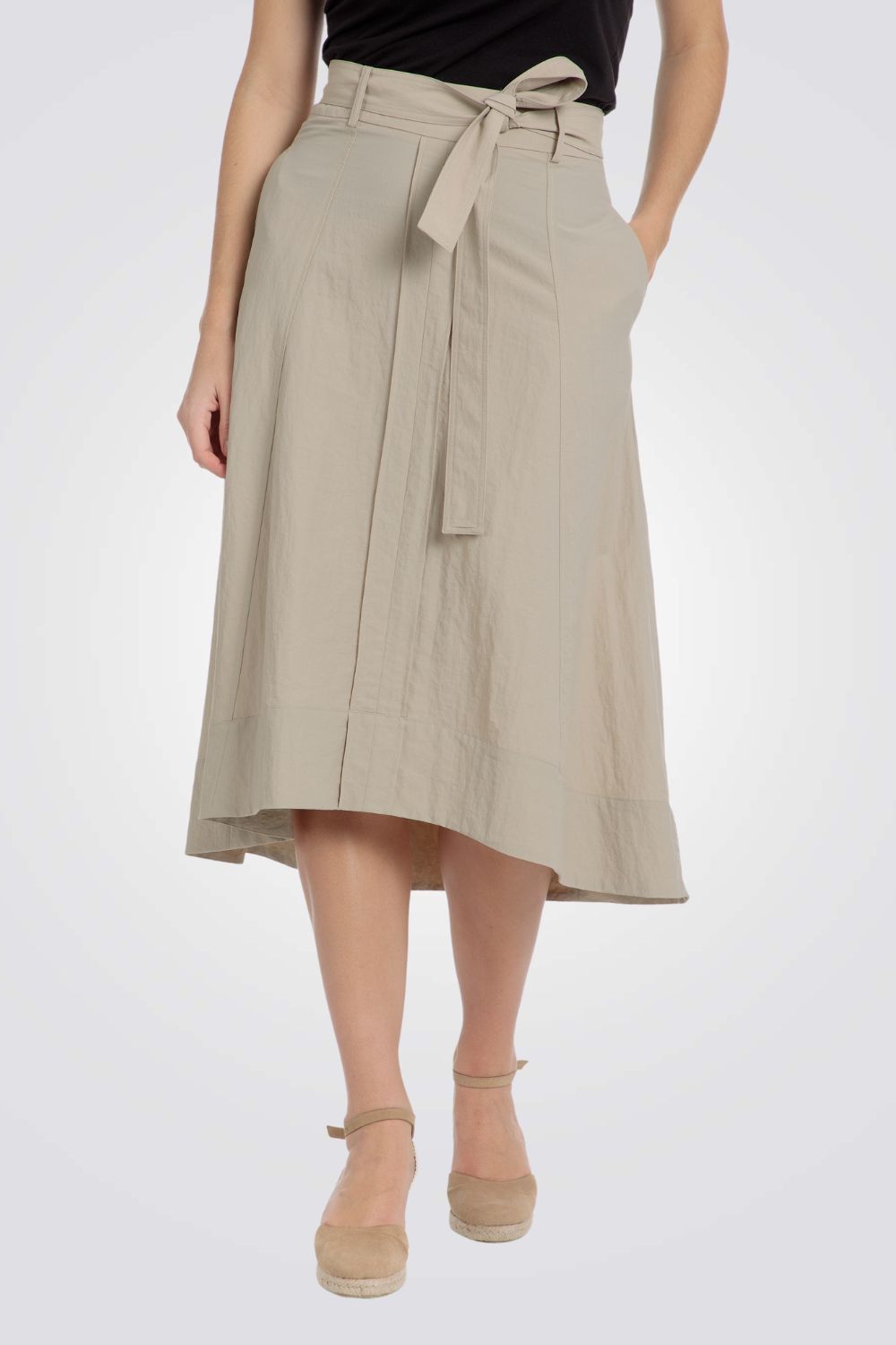 חצאית עם חגורת קשירה בצבע בז'