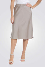 חצאית סאטן לנשים בצבע בז'