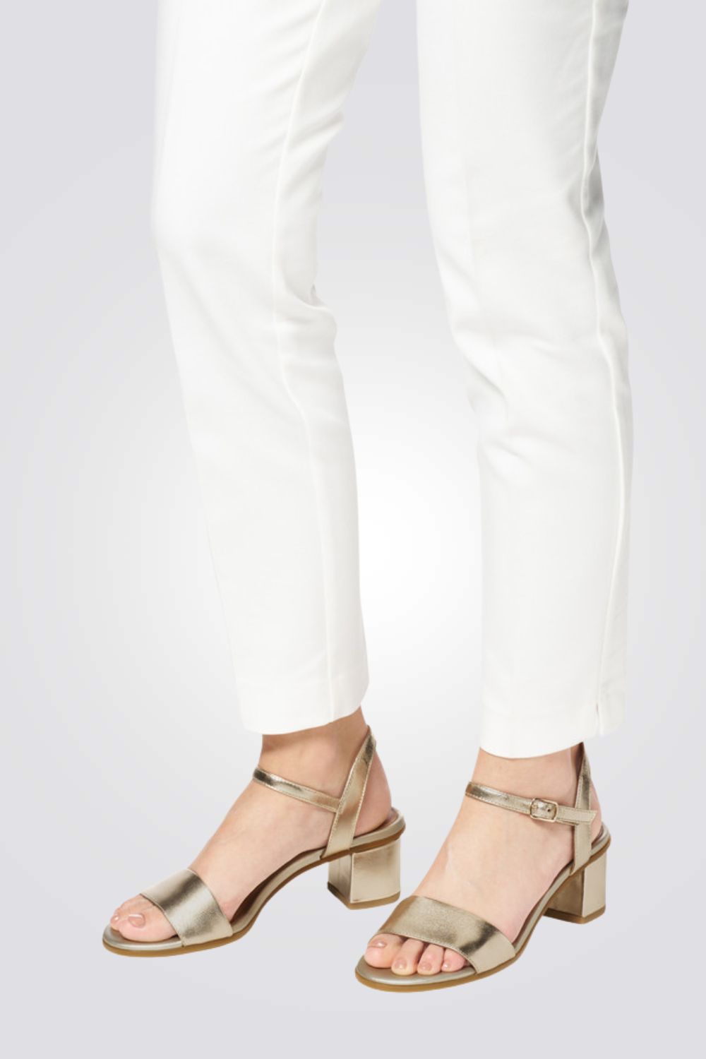 סנדלי עקב מעור בצבע זהב לנשים | ג׳אוקס