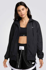 מעיל בגזרה רופפת עם כובע קפוצ'ון לנשים | נייקי