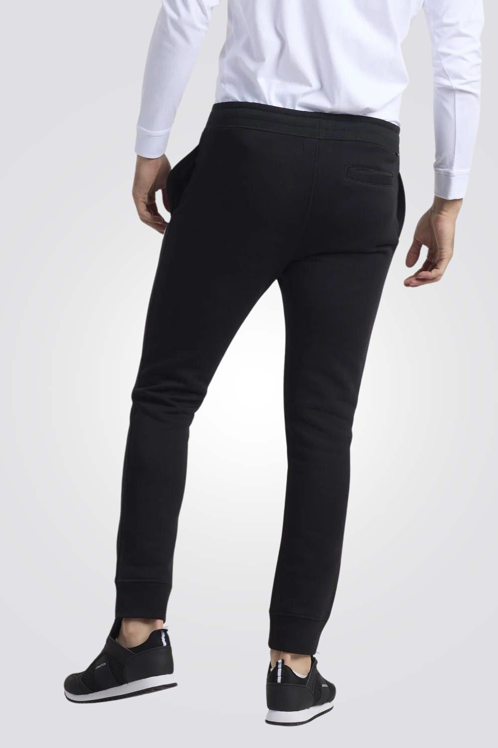 מכנסי טרנינג עם לוגו שחור