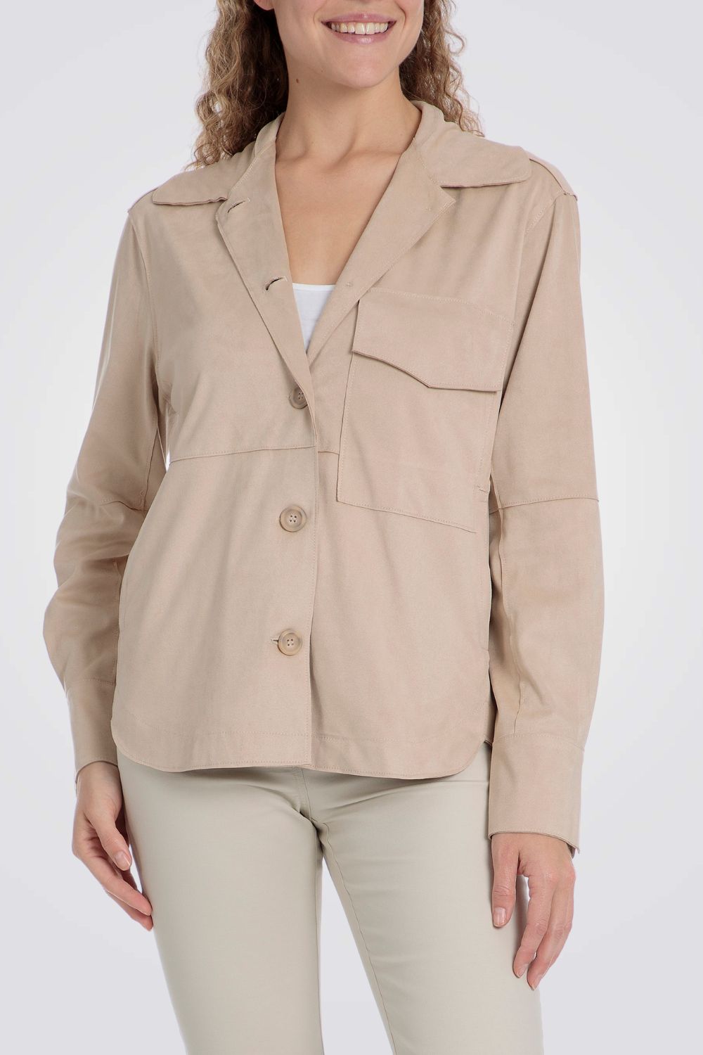 אוברשירט במראה זמש בצבע בז' 