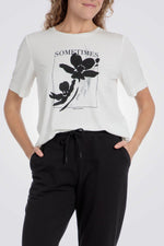 טישירט בצבע לבן הדפס בחזית