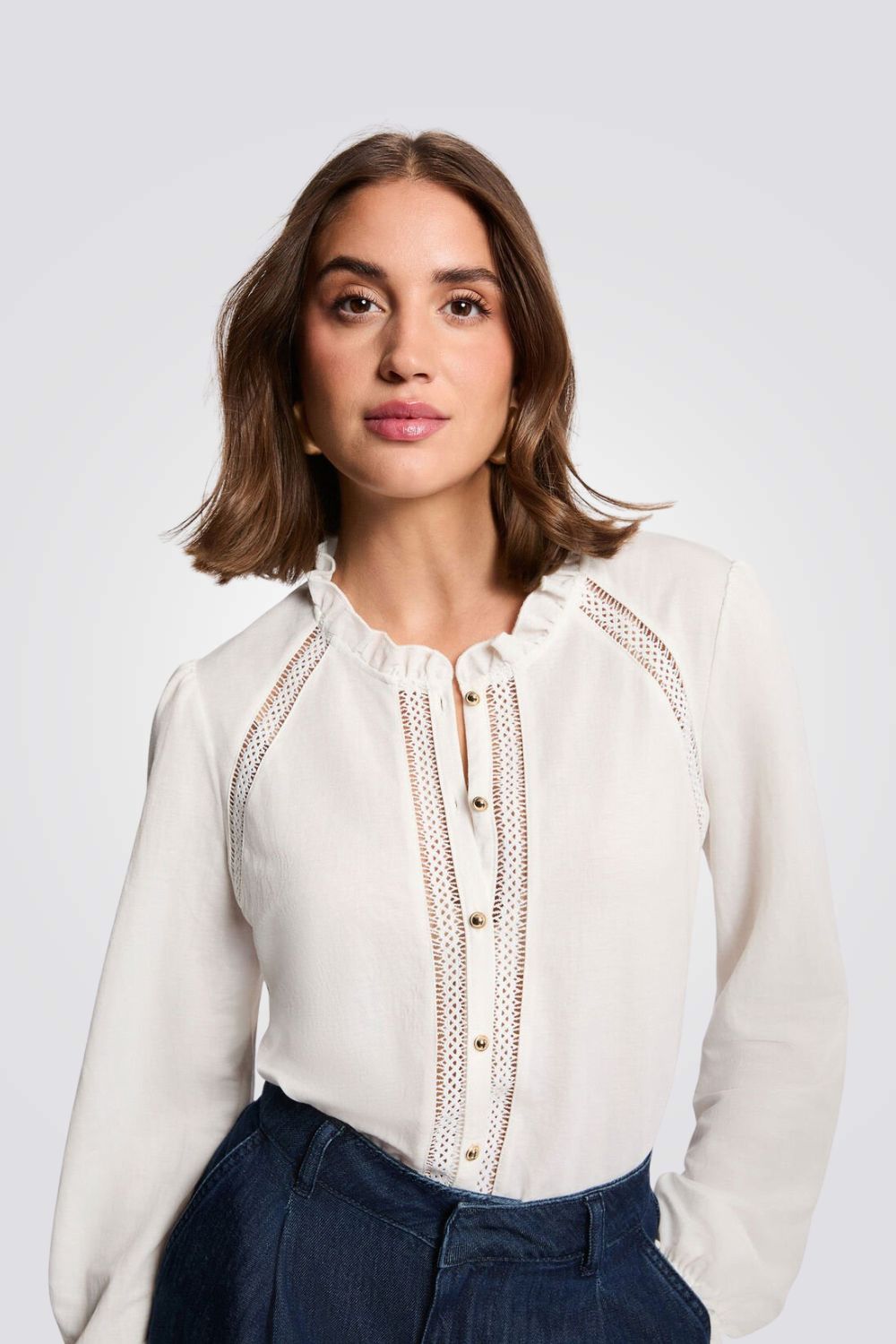 חולצה לבנה קלאסית עם נגיעות תחרה | מורגן 