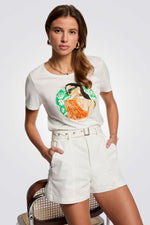 טישירט הדפס בחזית בצבע לבן