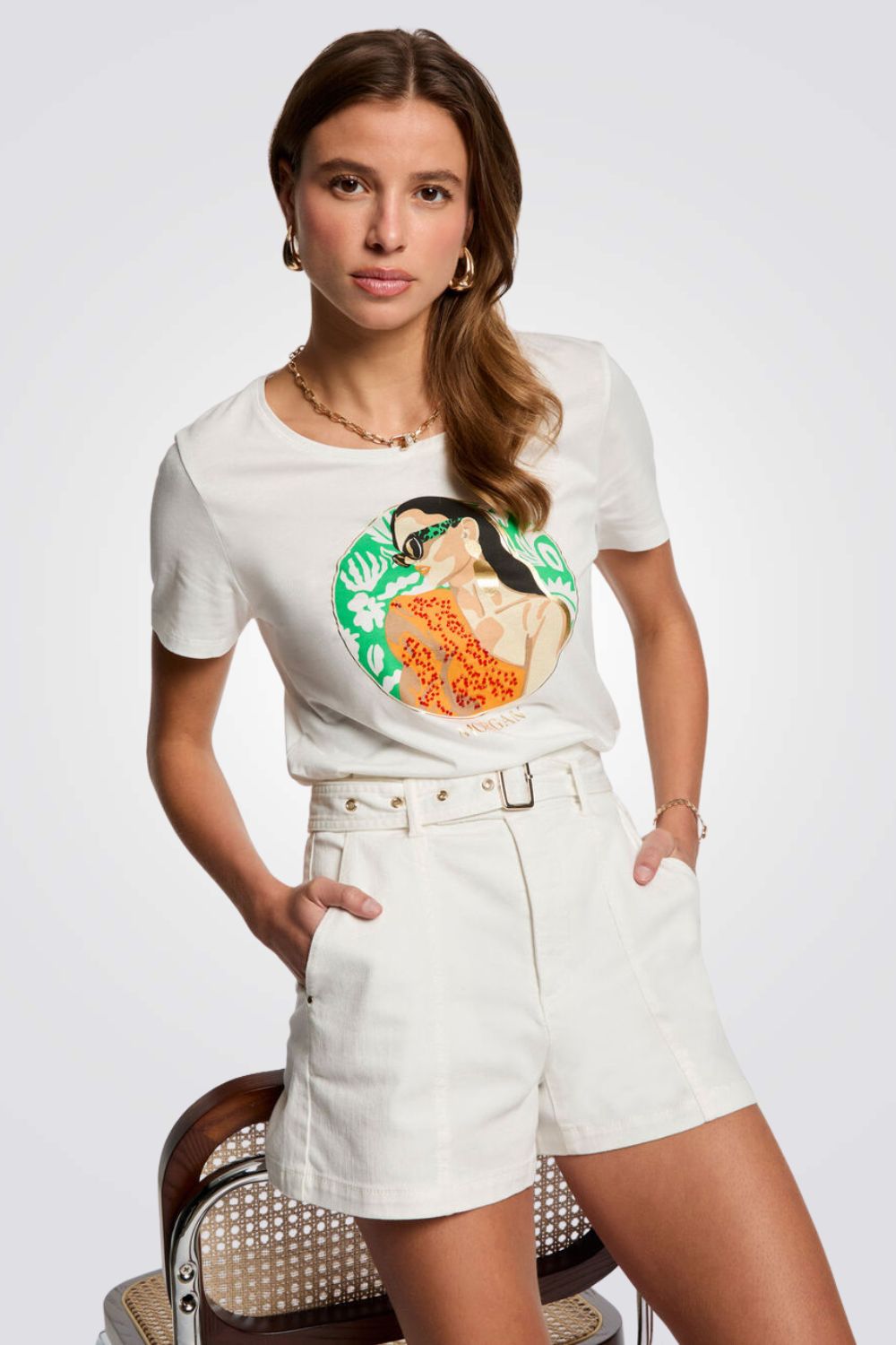 טישירט הדפס בחזית בצבע לבן