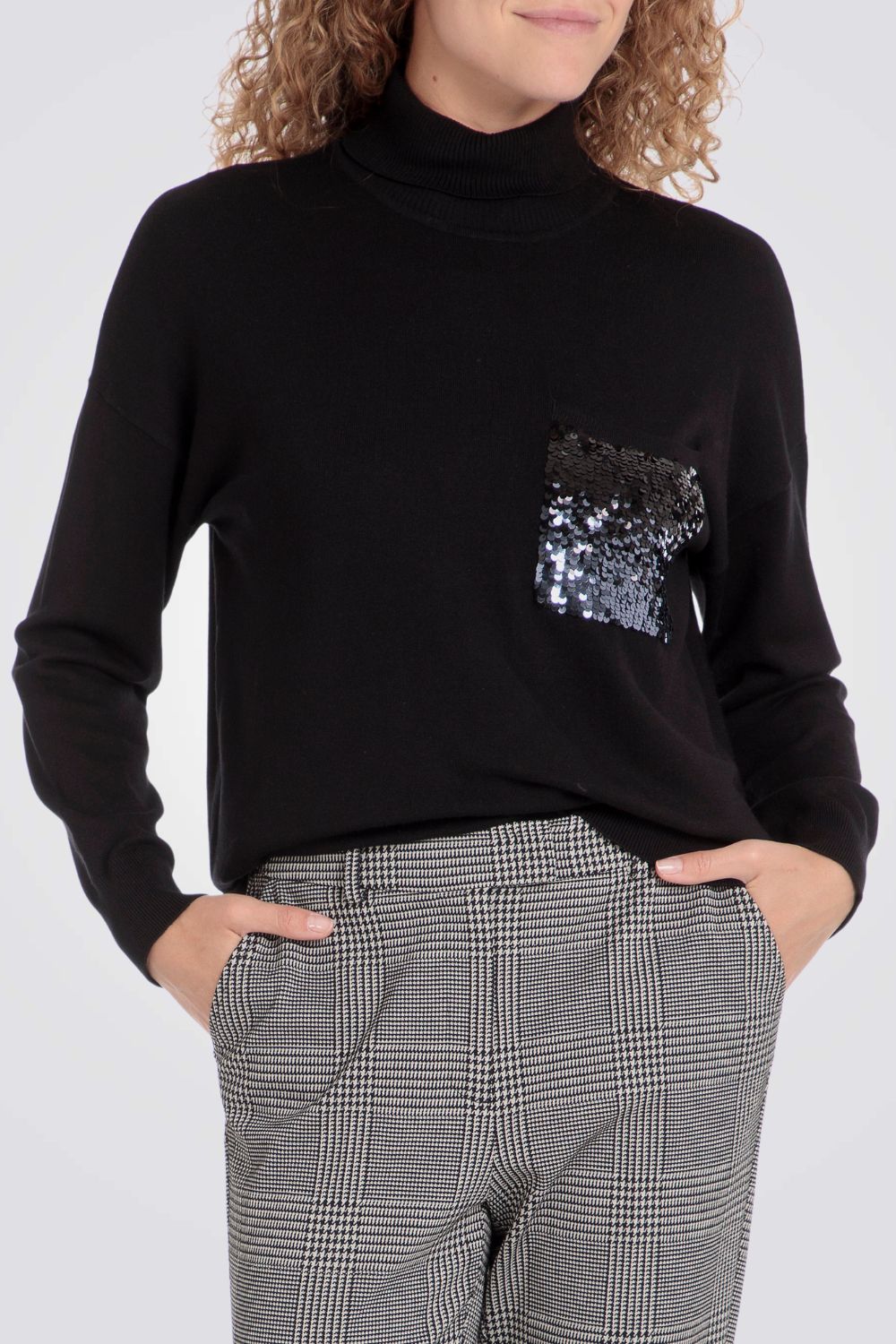 סריג גולף בצבע שחור עם פייטים